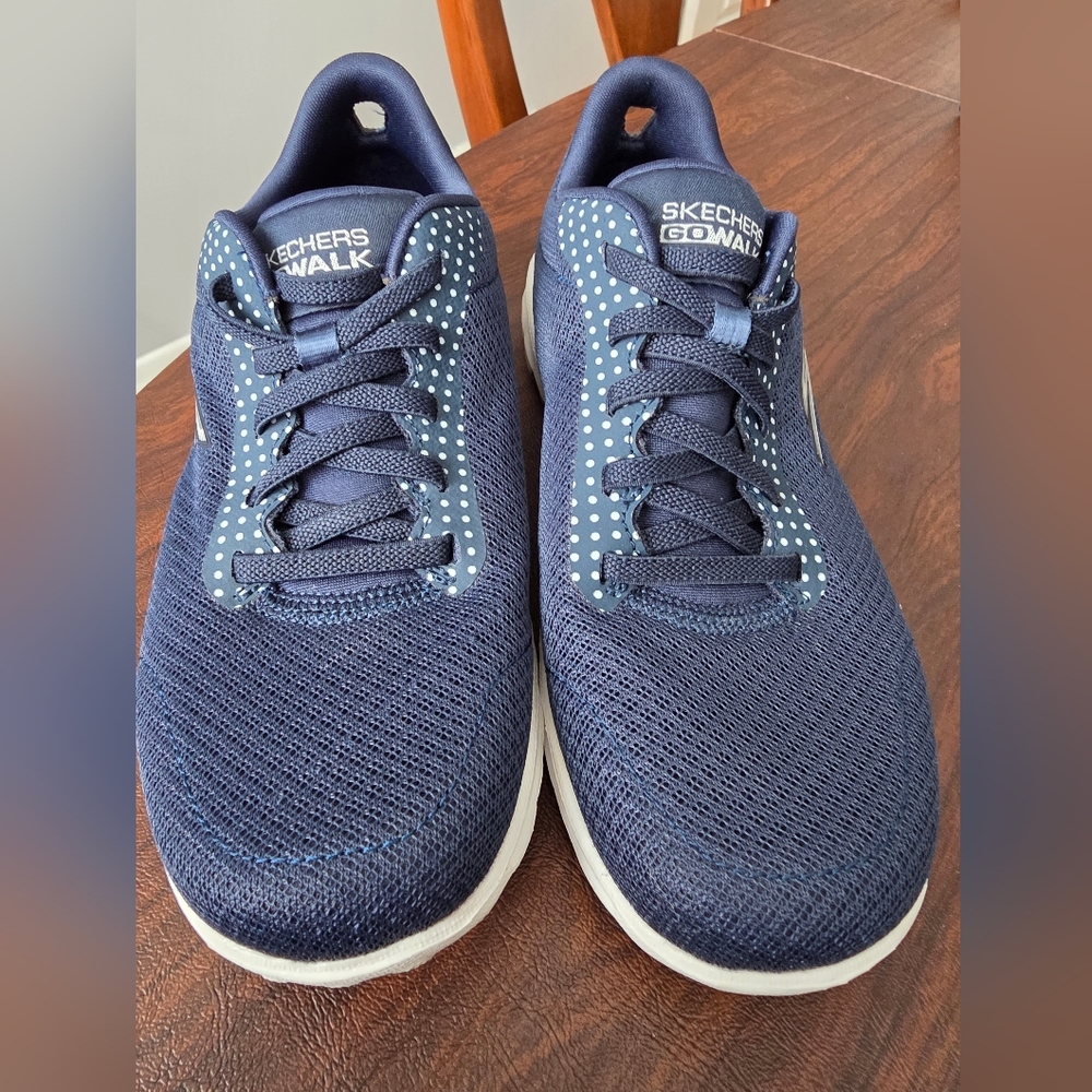 Skechers GOwalk Travel Vegan Washable Bungee Sneaker- Bali Island size 6 Womens